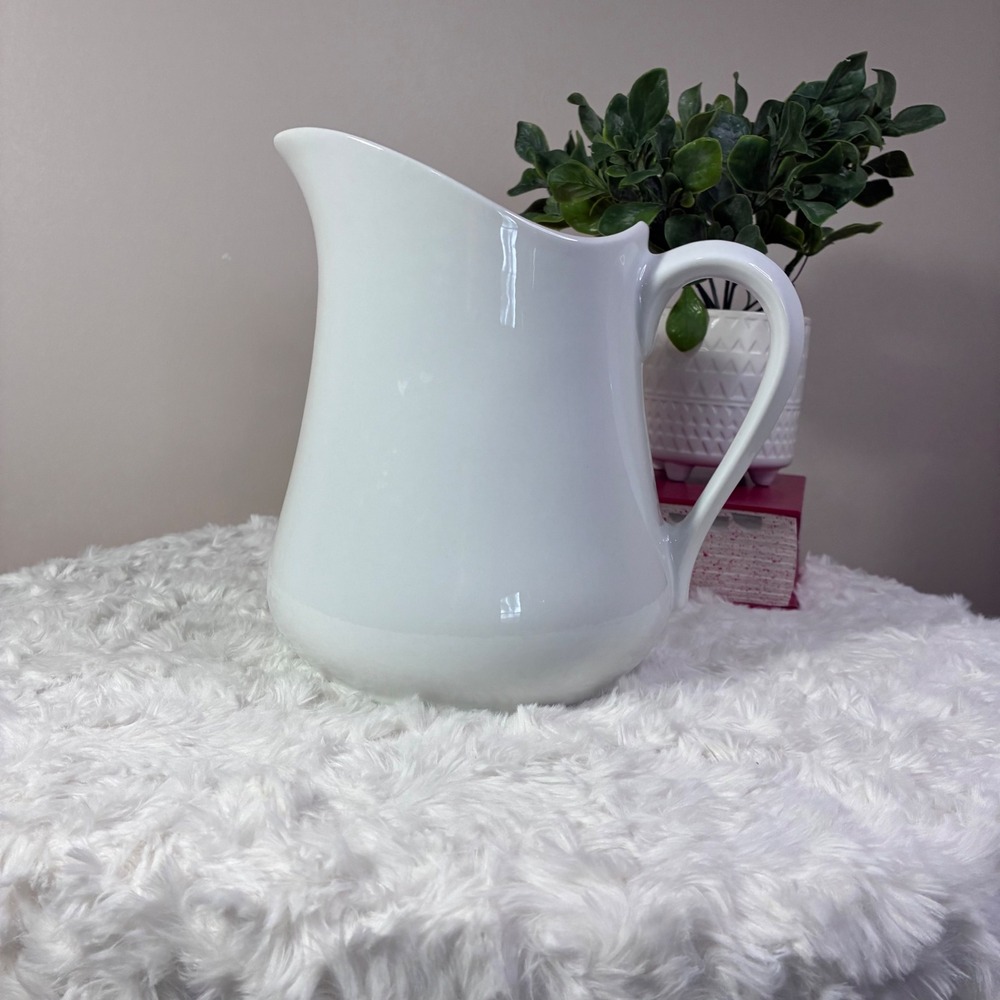 Simple Dining White Ceramic Water Pitcher Farmhouse Milk Juice Server Vase